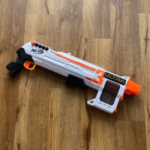 NERF Ultra Three Blaster (ONLY 6 darts - NOT 8 as pictured in model photo)